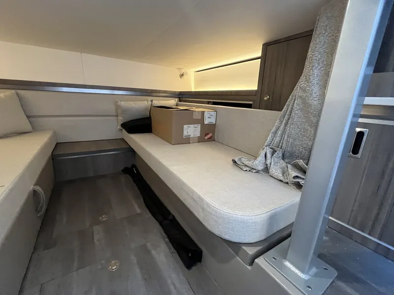 Slide: The Image of Sea Ray 320 SUNDANCER OB 2023 - 43