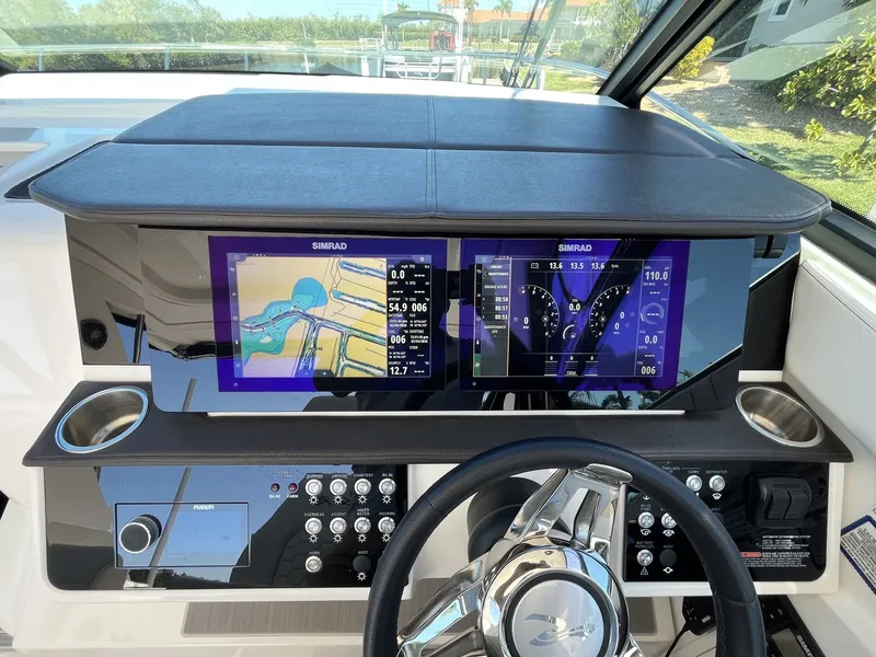 Slide: The Image of Sea Ray 320 SUNDANCER OB 2023 - 7