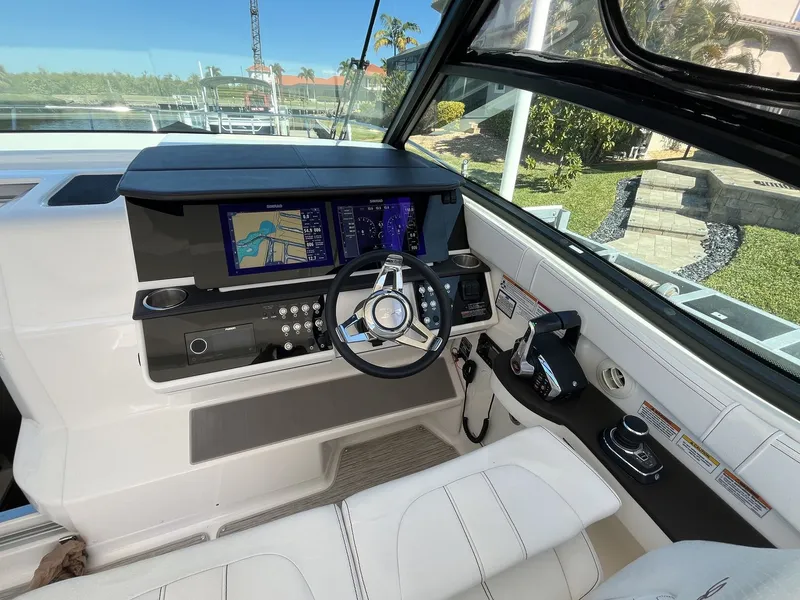 Slide: The Image of Sea Ray 320 SUNDANCER OB 2023 - 9