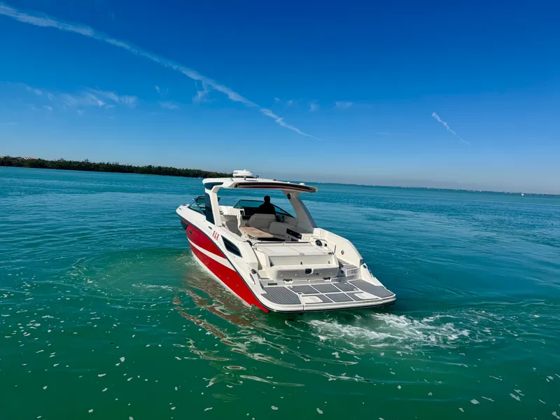 Slide: The Image of Sea Ray 350 SLX 2021 - 17