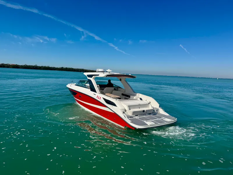 Slide: The Image of Sea Ray 350 SLX 2021 - 19