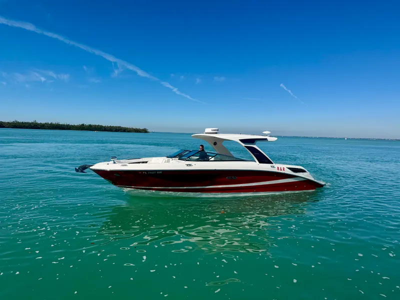 Slide: The Image of Sea Ray 350 SLX 2021 - 37