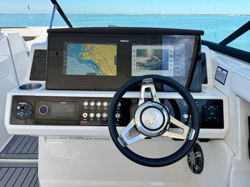 Slide: The Image of Sea Ray 350 SLX 2021 - 39