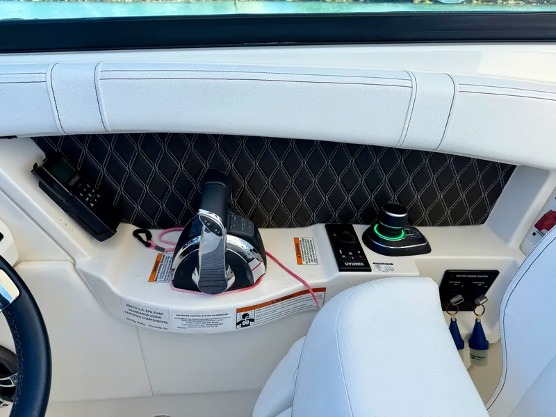 Slide: The Image of Sea Ray 350 SLX 2021 - 40