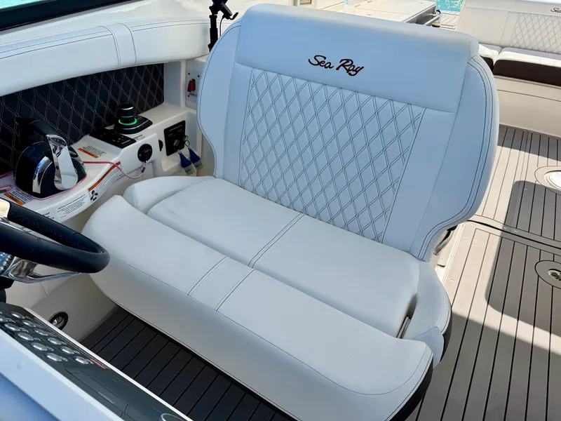 Slide: The Image of Sea Ray 350 SLX 2021 - 41