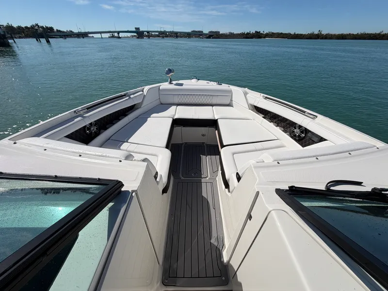 Slide: The Image of Sea Ray 350 SLX 2021 - 44