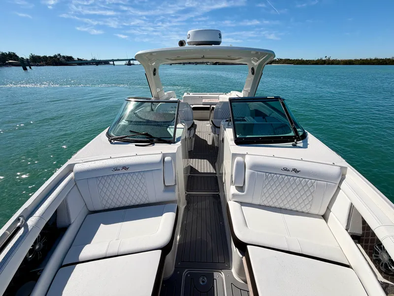 Slide: The Image of Sea Ray 350 SLX 2021 - 47