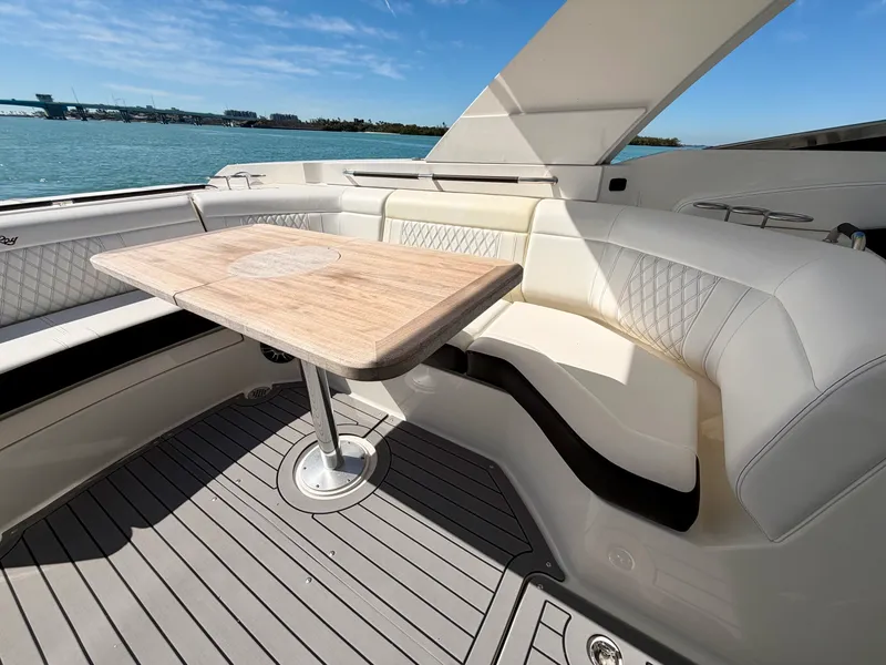 Slide: The Image of Sea Ray 350 SLX 2021 - 51