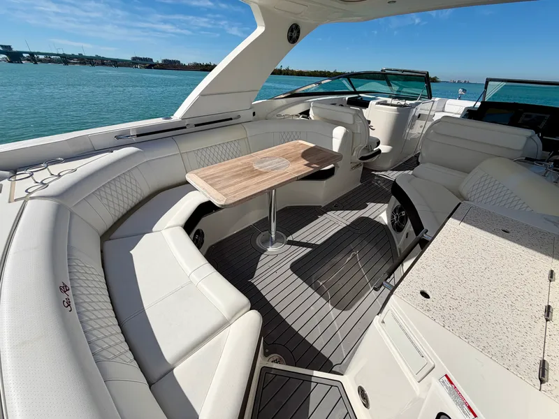 Slide: The Image of Sea Ray 350 SLX 2021 - 52