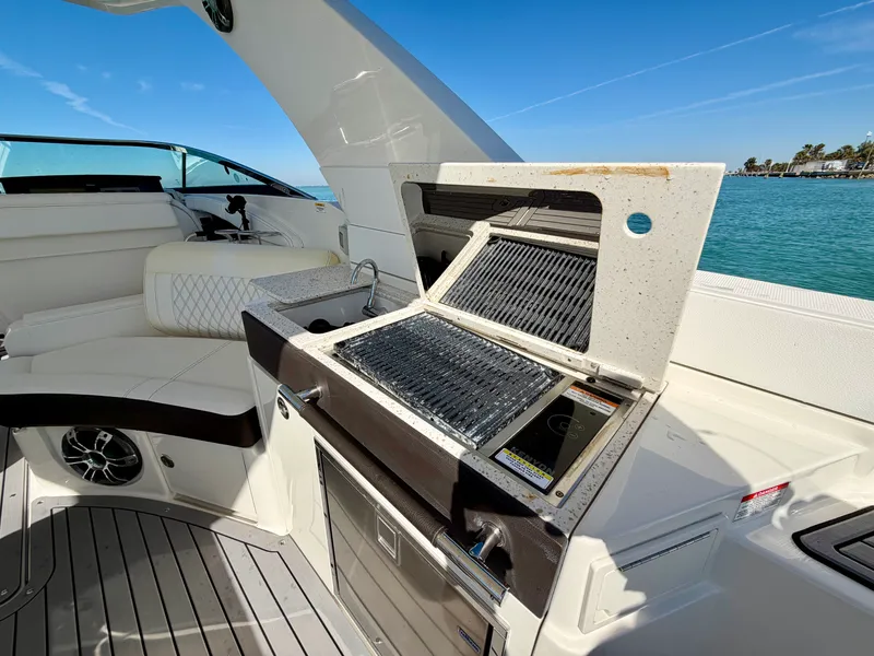 Slide: The Image of Sea Ray 350 SLX 2021 - 55