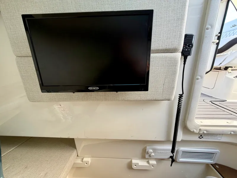 Slide: The Image of Sea Ray 350 SLX 2021 - 57