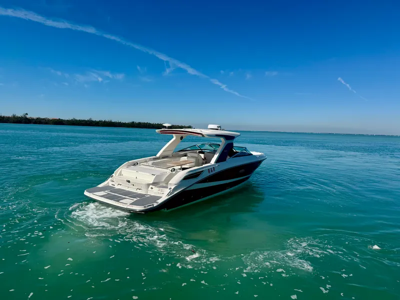Slide: The Image of Sea Ray 350 SLX 2021 - 8