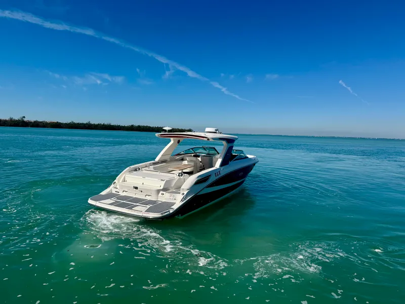 Slide: The Image of Sea Ray 350 SLX 2021 - 9