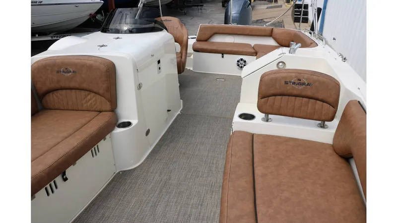 Slide: The Image of Stingray 212 SC 2020 - 14