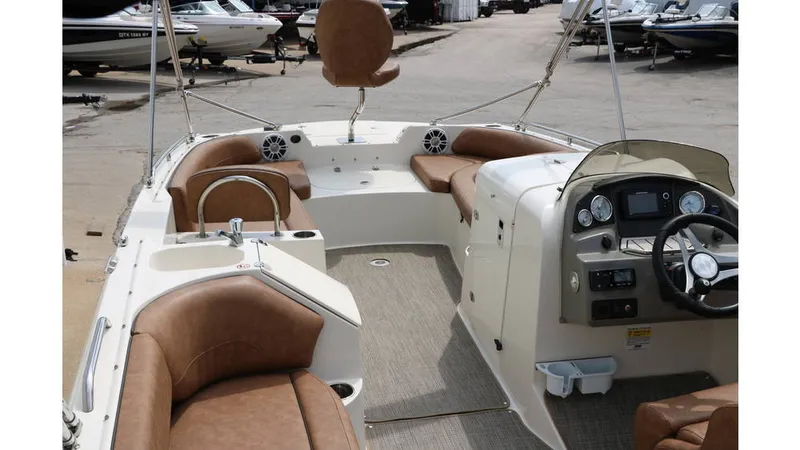 Slide: The Image of Stingray 212 SC 2020 - 4