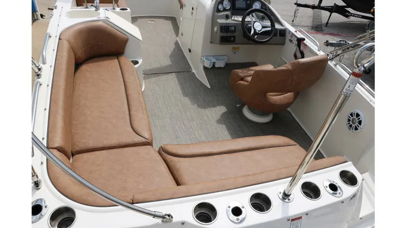 Slide: The Image of Stingray 212 SC 2020 - 5