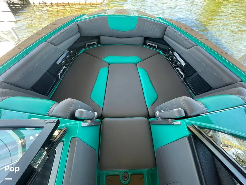 Slide: The Image of Malibu M240 2022 - 15788753