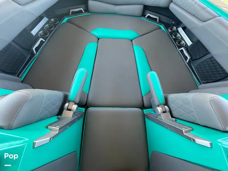 Slide: The Image of Malibu M240 2022 - 15788754