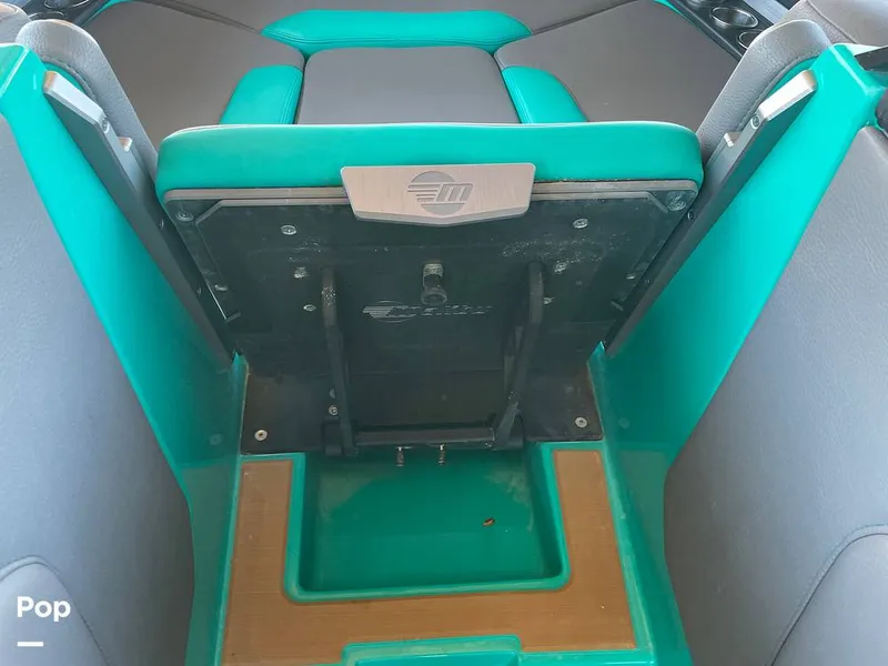 Slide: The Image of Malibu M240 2022 - 15788756