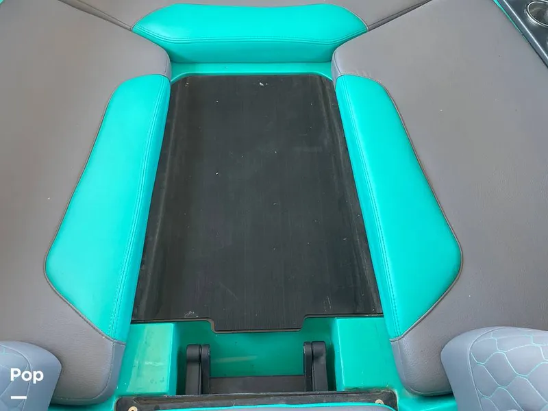 Slide: The Image of Malibu M240 2022 - 15788757