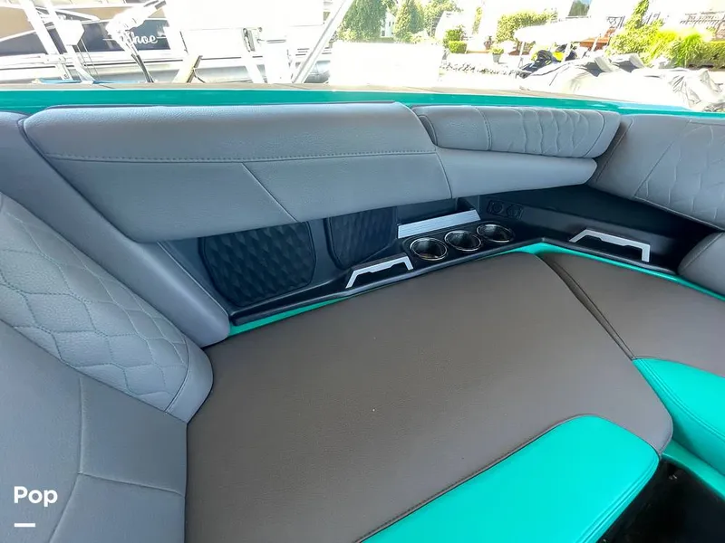 Slide: The Image of Malibu M240 2022 - 15788762