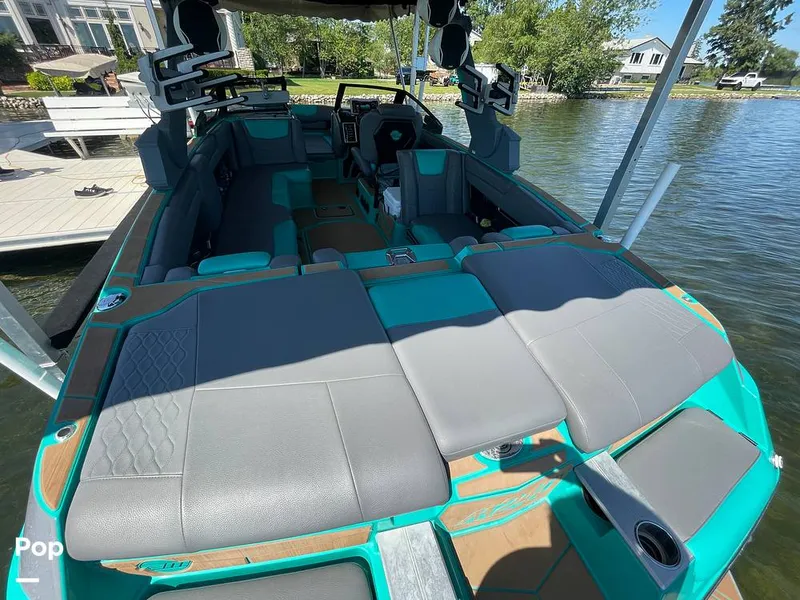 Slide: The Image of Malibu M240 2022 - 15786232