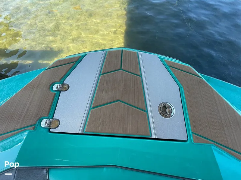 Slide: The Image of Malibu M240 2022 - 15788764