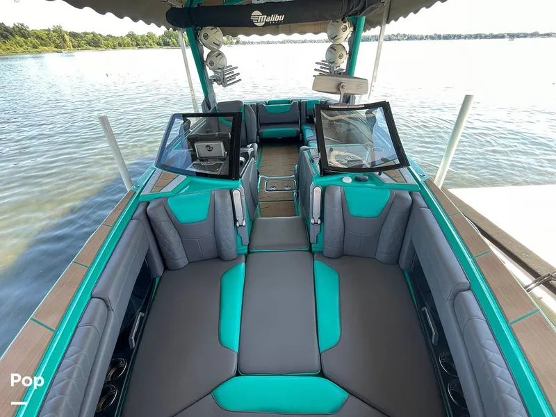 Slide: The Image of Malibu M240 2022 - 15788766