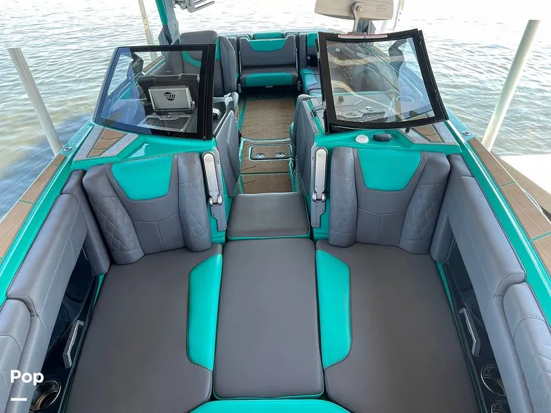 Slide: The Image of Malibu M240 2022 - 15788767