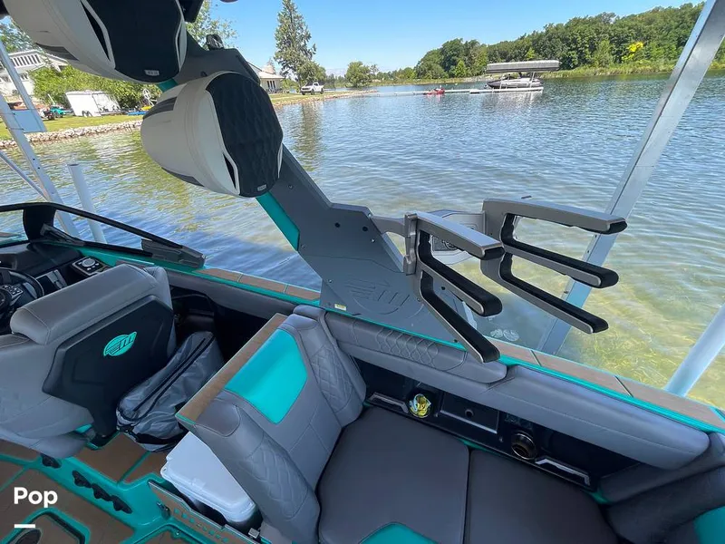 Slide: The Image of Malibu M240 2022 - 15788768