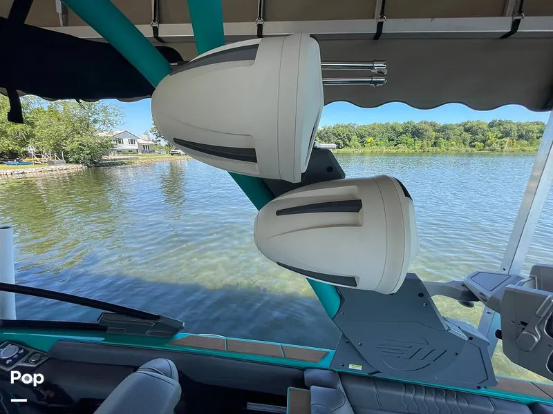 Slide: The Image of Malibu M240 2022 - 15788769