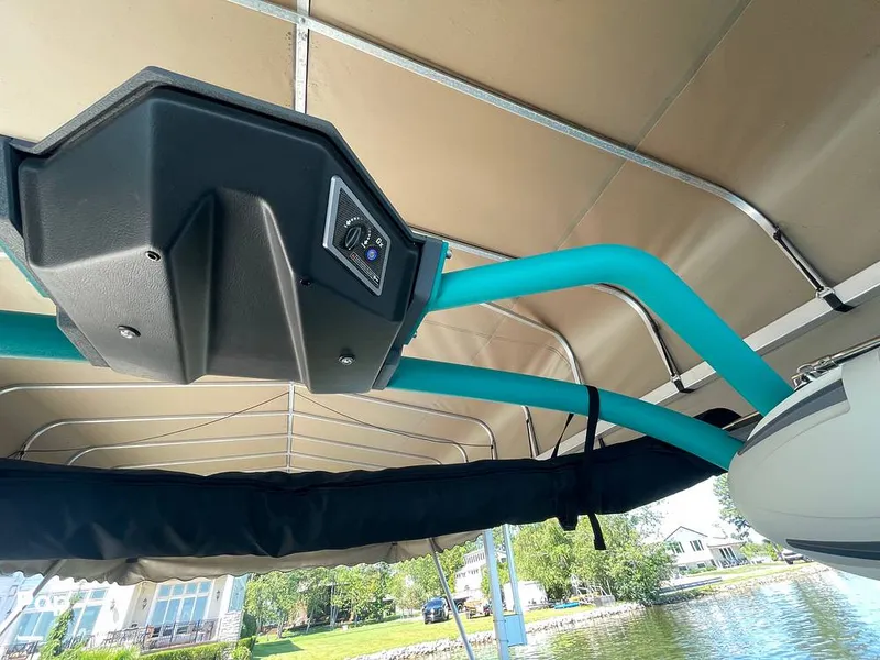 Slide: The Image of Malibu M240 2022 - 15788770