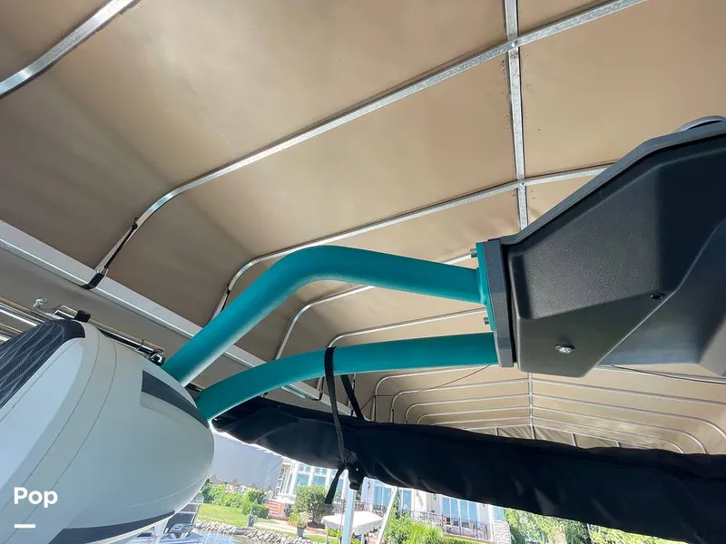 Slide: The Image of Malibu M240 2022 - 15788774