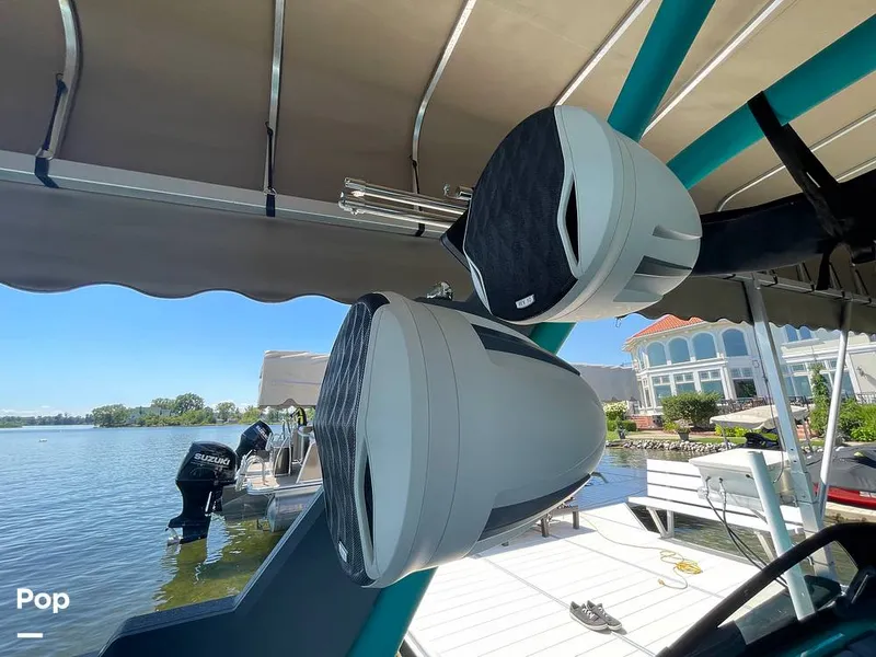 Slide: The Image of Malibu M240 2022 - 15788775