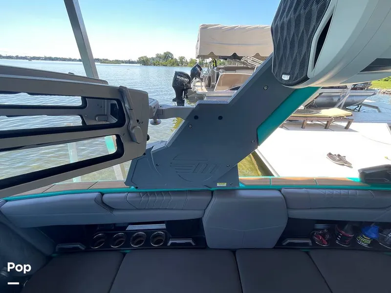 Slide: The Image of Malibu M240 2022 - 15788776