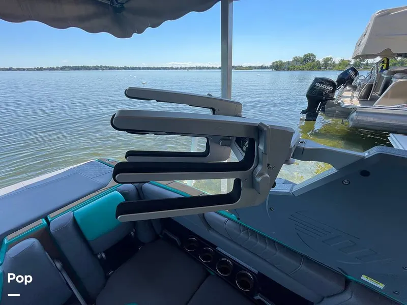 Slide: The Image of Malibu M240 2022 - 15788777