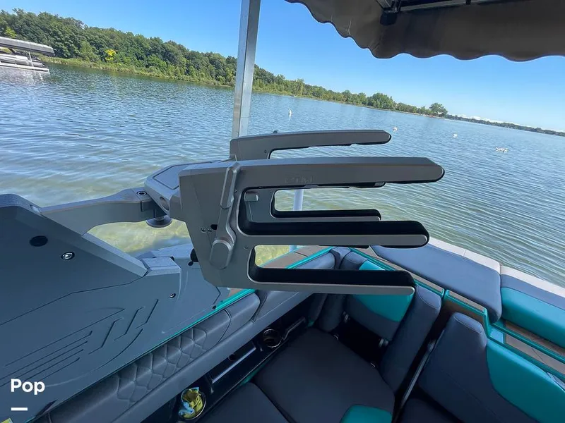 Slide: The Image of Malibu M240 2022 - 15788778