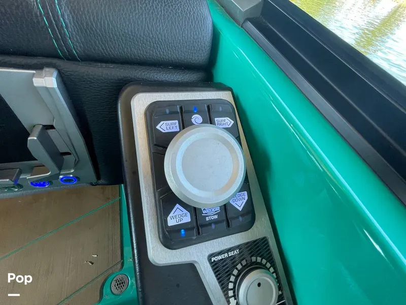 Slide: The Image of Malibu M240 2022 - 15788781