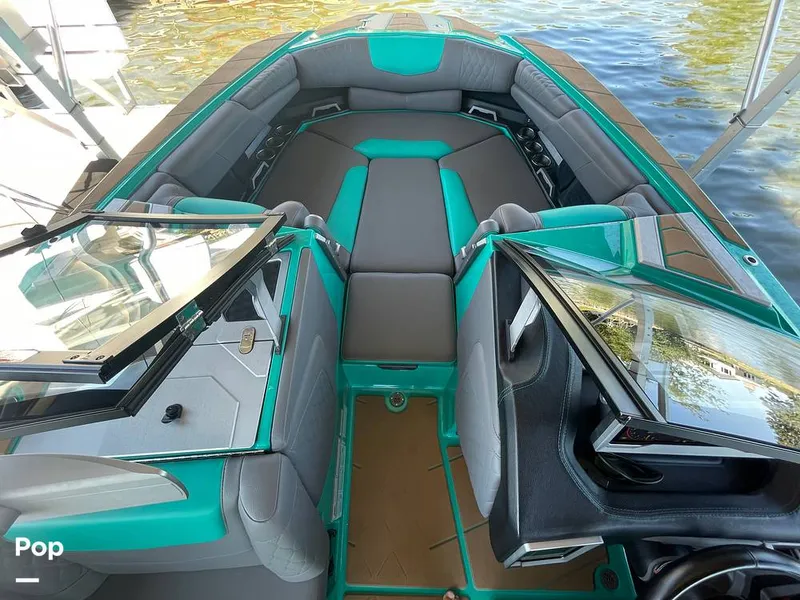 Slide: The Image of Malibu M240 2022 - 15786234