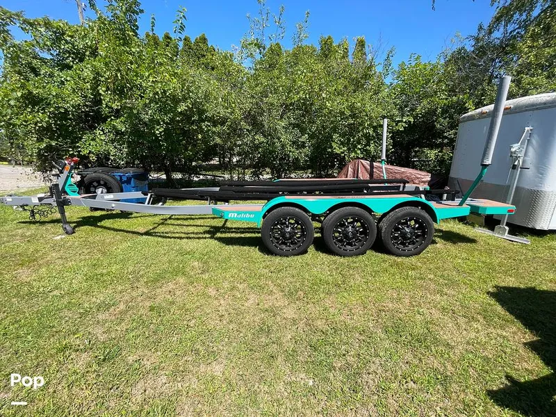 Slide: The Image of Malibu M240 2022 - 15786285