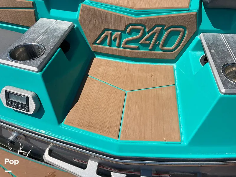 Slide: The Image of Malibu M240 2022 - 15788816