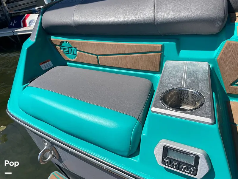 Slide: The Image of Malibu M240 2022 - 15788817