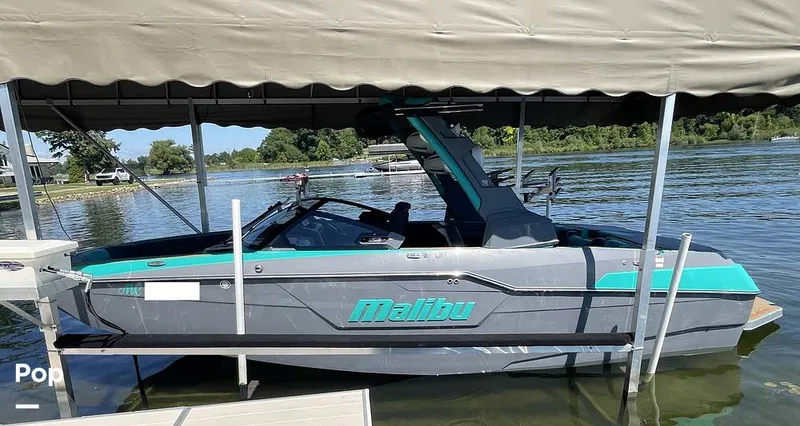 Slide: The Image of Malibu M240 2022 - 15788820