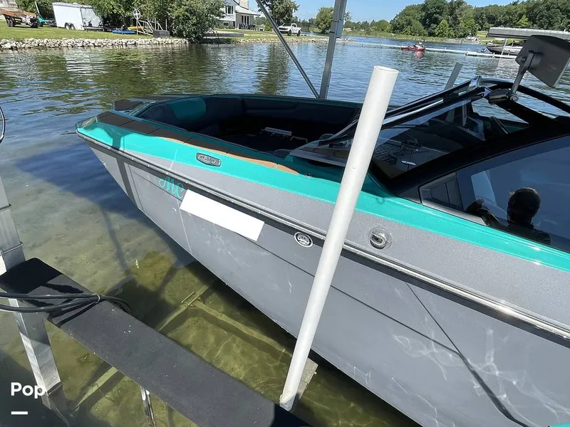 Slide: The Image of Malibu M240 2022 - 15788821