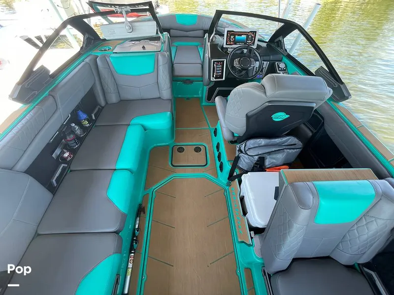 Slide: The Image of Malibu M240 2022 - 15788655