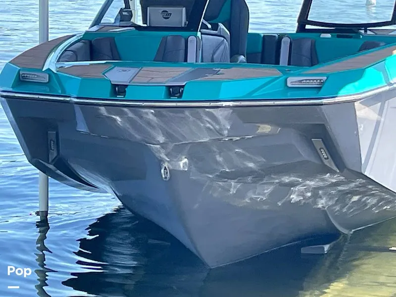 Slide: The Image of Malibu M240 2022 - 15788827