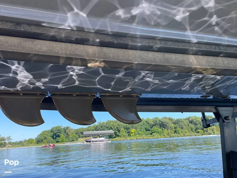 Slide: The Image of Malibu M240 2022 - 15788830