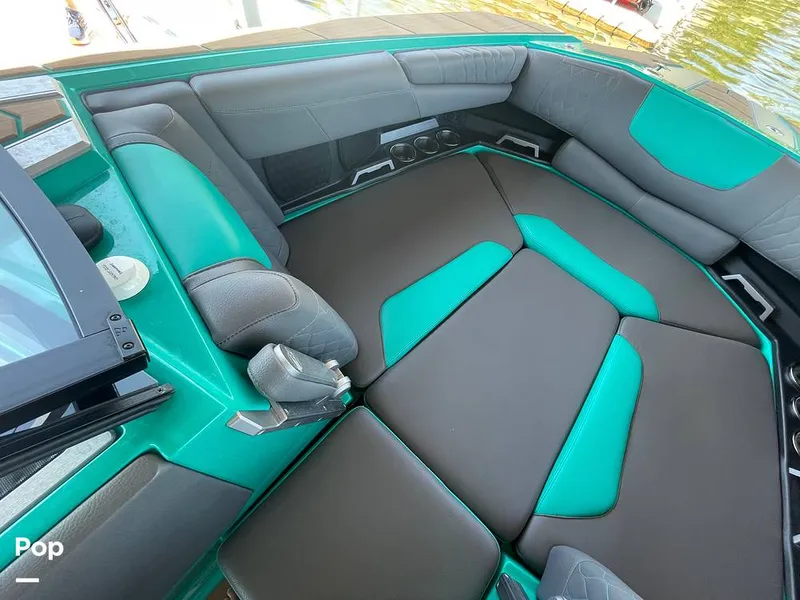 Slide: The Image of Malibu M240 2022 - 15788656