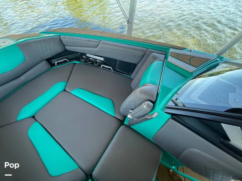 Slide: The Image of Malibu M240 2022 - 15788657