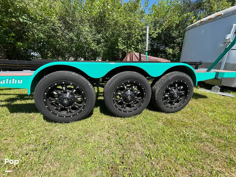 Slide: The Image of Malibu M240 2022 - 15788851